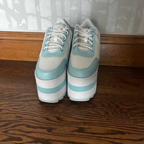 Stylish Platform Sneakers in Blue and White - Picture 2 of 8